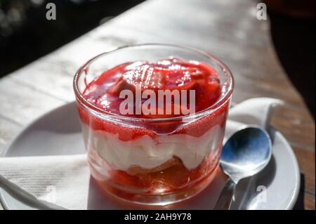 Gâteau au fromage, dessert sucré avec mousse et de figuiers de barbarie confiture rouge servi dans le verre Banque D'Images