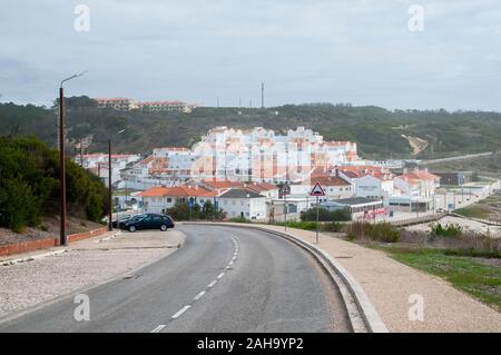 Portrait de la ville et de la plage de Nazaré, Portugal Banque D'Images