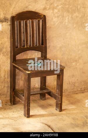 Vieilles chaises en bois dans les allées Banque D'Images