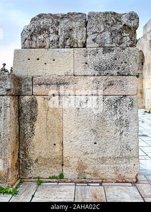 Mur en pierre antique de l'Acropole, Athènes, Attique en Grèce. Antique d'énormes blocs de pierre empilés pour former un mur. Photo. Banque D'Images