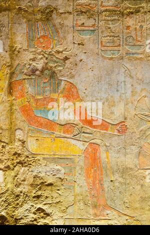 Egypte, temple de Beit El Wali, sur l'île, le lac Nasser Kalabsha. Début de construction de Ramses II, sauvé par l'UNESCO. Le dieu Khnoum, assis sur un trône. Banque D'Images