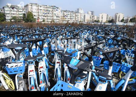 Hangzhou, Zhejiang, Chine. Dec 27, 2019. Zhejiang, Chine - un grand nombre de vélos partagés abandonnés sont photographiés à un lot vacant à Hangzhou, Zhejiang Province de Chine orientale, le 27 décembre 2019. Crédit : SIPA Asie/ZUMA/Alamy Fil Live News Banque D'Images