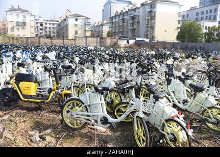 Hangzhou, Zhejiang, Chine. Dec 27, 2019. Zhejiang, Chine - un grand nombre de vélos partagés abandonnés sont photographiés à un lot vacant à Hangzhou, Zhejiang Province de Chine orientale, le 27 décembre 2019. Crédit : SIPA Asie/ZUMA/Alamy Fil Live News Banque D'Images