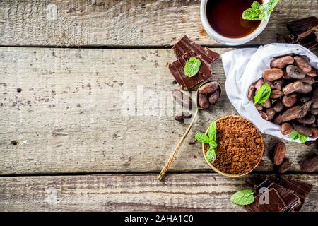 Différentes conditions de cacao. Divers - fèves de cacao, fèves, masse, écrasé de la poudre de cacao, pâte de chocolat, morceaux de chocolat et le chocolat chaud dans une cu Banque D'Images