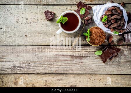 Différentes conditions de cacao. Divers - fèves de cacao, fèves, masse, écrasé de la poudre de cacao, pâte de chocolat, morceaux de chocolat et le chocolat chaud dans une cu Banque D'Images