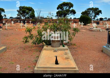 Coober Pedy, SA, Australie - Novembre 14, 2017 : Tombe de Karl Braz avec de la bière peut, une décoration spéciale grave dans le village minier de l'opale en Australie du Sud Banque D'Images