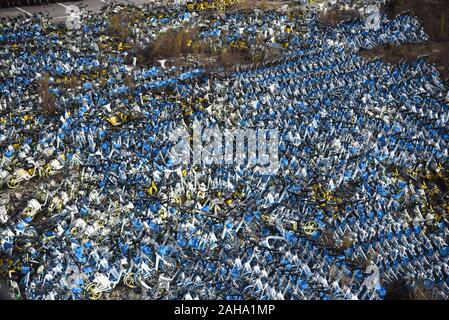 Hangzhou, Zhejiang, Chine. Dec 27, 2019. Zhejiang, Chine - un grand nombre de vélos partagés abandonnés sont photographiés à un lot vacant à Hangzhou, Zhejiang Province de Chine orientale, le 27 décembre 2019. Crédit : SIPA Asie/ZUMA/Alamy Fil Live News Banque D'Images