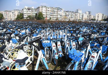 Hangzhou, Zhejiang, Chine. Dec 27, 2019. Zhejiang, Chine - un grand nombre de vélos partagés abandonnés sont photographiés à un lot vacant à Hangzhou, Zhejiang Province de Chine orientale, le 27 décembre 2019. Crédit : SIPA Asie/ZUMA/Alamy Fil Live News Banque D'Images