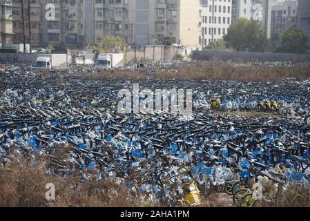 Hangzhou, Zhejiang, Chine. Dec 27, 2019. Zhejiang, Chine - un grand nombre de vélos partagés abandonnés sont photographiés à un lot vacant à Hangzhou, Zhejiang Province de Chine orientale, le 27 décembre 2019. Crédit : SIPA Asie/ZUMA/Alamy Fil Live News Banque D'Images