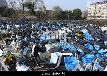 Hangzhou, Zhejiang, Chine. Dec 27, 2019. Zhejiang, Chine - un grand nombre de vélos partagés abandonnés sont photographiés à un lot vacant à Hangzhou, Zhejiang Province de Chine orientale, le 27 décembre 2019. Crédit : SIPA Asie/ZUMA/Alamy Fil Live News Banque D'Images