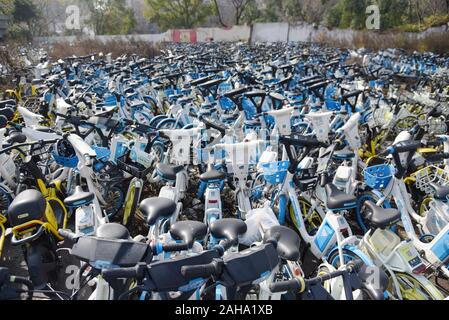 Hangzhou, Zhejiang, Chine. Dec 27, 2019. Zhejiang, Chine - un grand nombre de vélos partagés abandonnés sont photographiés à un lot vacant à Hangzhou, Zhejiang Province de Chine orientale, le 27 décembre 2019. Crédit : SIPA Asie/ZUMA/Alamy Fil Live News Banque D'Images