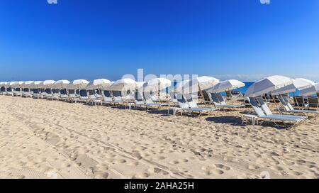 Une rangée de parasols sur la plage Banque D'Images