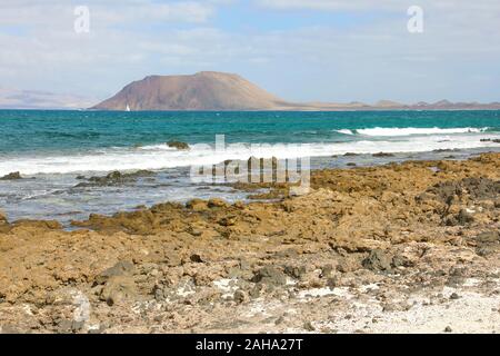 Belle vue sur la plage de Corralejo avec l'île de Lobos, Fuerteventura, Îles Canaries Banque D'Images