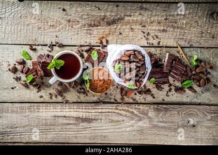 Différentes conditions de cacao. Divers - fèves de cacao, fèves, masse, écrasé de la poudre de cacao, pâte de chocolat, morceaux de chocolat et le chocolat chaud dans une cu Banque D'Images