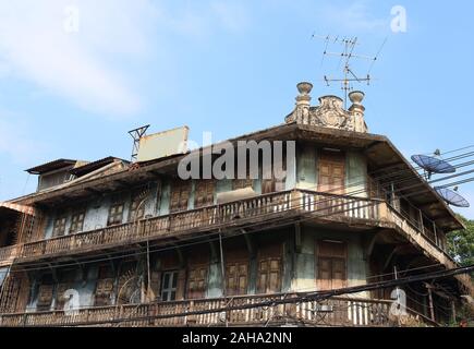 L'extérieur de l'immeuble vintage avec fond de ciel bleu, le bâtiment a l'épluchage et mur bleu long balcon avec portes en bois Banque D'Images