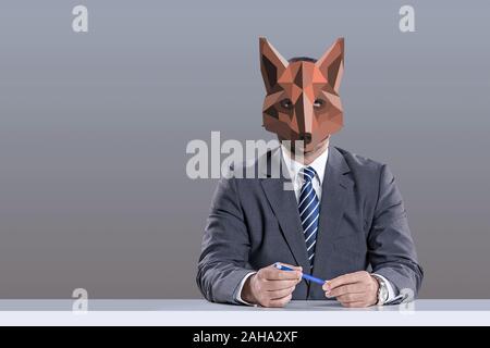 Image symbolique de façon sournoise et détournée, collègue de la bureaucratie et la mauvaise ambiance de travail dans le bureau Banque D'Images