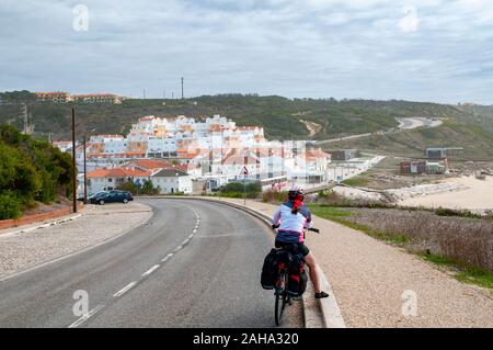 Portrait de la ville et de la plage de Nazaré, Portugal Banque D'Images