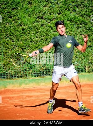 Murcie, Espagne, 26 décembre 2019: Carlos Alcaraz Garfía un entraînement de joueur de tennis espagnol sur un terrain d'argile se préparant à un match de tennis. Banque D'Images