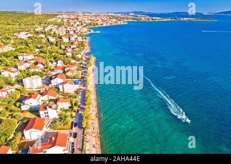 Zadar. Village de Diklo beach et le littoral dans l'archipel de Zadar, Dalmatie vue aérienne Région de la Croatie Banque D'Images