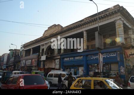 Peshawar, Pakistan. Dec 27, 2019. Plus de six décennies, ancienne capitale Cinema situé dans l'ancien bâtiment dans Kawatara siècle Saddar salon démoli en raison de pertes financières. Propriétaire s'engage à protéger l'identité de l'édifice historique en conservant sa vue avant. Le siècle de précieuses sculptures et statues qui ont été d'ajouter la beauté à l'édifice furent transférées au musée de Lahore, les propriétaires des revendications. (Photo de Hussain Ali/Pacific Press) Credit : Pacific Press Agency/Alamy Live News Banque D'Images