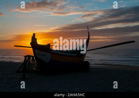 Silhouette de bateau de pêche portugais colorés traditionnels sur la plage de Vieira de Leiria. Un village portugais et aussi une paroisse de la municipalit Banque D'Images