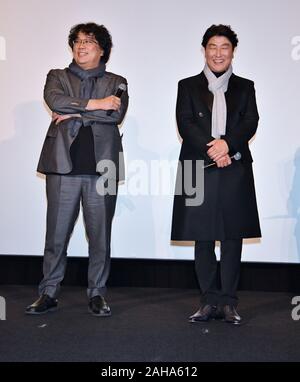 Tokyo, Japon. Dec 27, 2019. L'acteur sud-coréen Song Kang-ho Bong Joon-directeur et ho assister à la première mondiale au Japon pour le film 'parasite' à Tokyo, Japon le 27 décembre 2019. Ce film remporte la Palme d'Or du Festival de Cannes 2019, nominé best foreign language, meilleur réalisateur, meilleur scénario de Golden Globes 2020 et sera ouverte le 11 janvier 2020 au Japon. Photo par Keizo Mori/UPI UPI : Crédit/Alamy Live News Banque D'Images