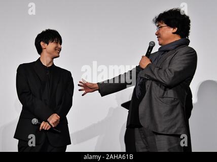 Tokyo, Japon. Dec 27, 2019. Acteur japonais Ryo et Yoshizawa directeur sud-coréen Bong Joon-h(R) assister à la première mondiale au Japon pour le film 'parasite' à Tokyo, Japon le 27 décembre 2019. Ce film remporte la Palme d'Or du Festival de Cannes 2019, nominé best foreign language, meilleur réalisateur, meilleur scénario de Golden Globes 2020 et sera ouverte le 11 janvier 2020 au Japon. Photo par Keizo Mori/UPI UPI : Crédit/Alamy Live News Banque D'Images