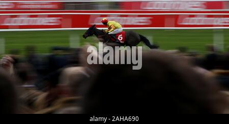 Message codé monté par jockey Kielan Woods gagner le Ladbrokes Mares' Handicap Hurdle pendant deux jours de la fête d'hiver à l'Hippodrome de Kempton Park. Banque D'Images