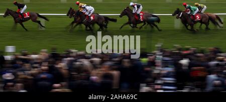 Coureurs et coureurs pendant le Ladbrokes Mares' Handicap Hurdle pendant deux jours de la fête d'hiver à l'Hippodrome de Kempton Park. Banque D'Images