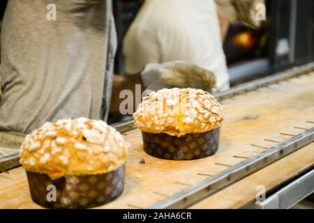 Un chef de pâtisserie italien qui prépare un gâteau italien sucré aux tons panétons Banque D'Images