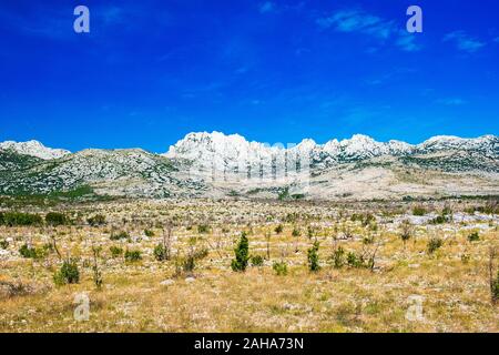 L'intérieur des terres dalmates et du paysage en arrière-plan la montagne de Velebit en Croatie Banque D'Images
