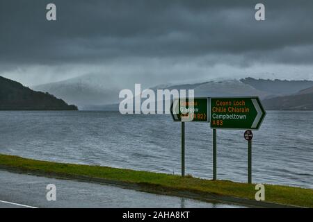 Le Loch Fyne à enneigés des collines au loin. À partir de l'A82 à Inveraray sur une fin d'après-midi d'hiver, sombre. 16/12/19 Banque D'Images