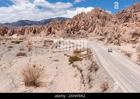 Vue sur la route en gravier de la route 40 en passant par la Quebrada de las Flechas région de montagne, juste au nord de la ville de Cafayate, Argentine. Banque D'Images