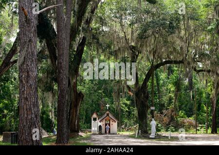 Plus petite église en Amérique,chapelle du Christ dans la mémoire,parc,non confessionnel McIntosh Comté,US Highway 17,attraction touristique,Côte de Géorgie en destockage pittoresque Banque D'Images