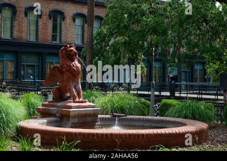 L'échange de coton,Fontaine lion ailé, griffin, terra cotta rouge,coton Savane Exchange Building,Bay Street,RM,Géorgie USA Banque D'Images