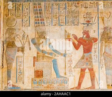 UNESCO World Heritage, Thèbes en Egypte, Karnak temple ptolémaïque, site de l'OFFT. Le roi, vêtu d'un pagne empesé, licences dieu Amon. Banque D'Images