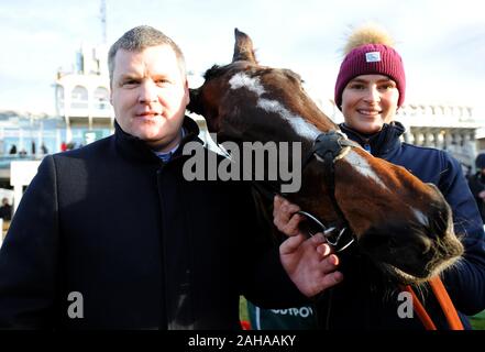 Abacadabras avec Katie marié jeune et formateur Gordon Elliott après avoir remporté le Paddy Power futurs Champions Novice Hurdle pendant deux jours de la fête de Noël à l'hippodrome de Leopardstown. Banque D'Images