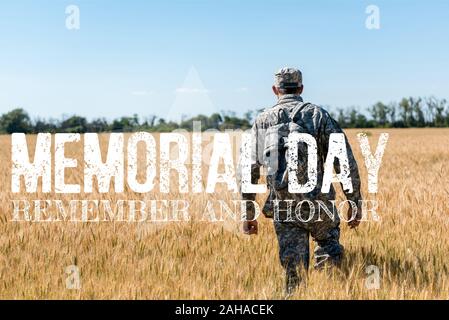 Soldat en uniforme militaire avec sac à dos standing in field with golden wheat avec Memorial Day, rappeler et honorer l'illustration Banque D'Images