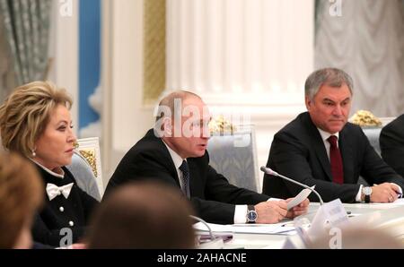 Le président russe Vladimir Poutine, Présidente du Conseil de la Fédération, Valentina Matviyenko, gauche, et président de la Douma d'État Vyacheslav Volodin, droite, au cours d'une réunion de fin d'année au Conseil de la Fédération et de la Douma d'État au Kremlin, le 24 décembre 2019, à Moscou, Russie. Banque D'Images