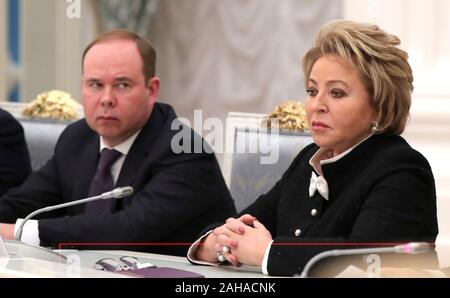 Présidente du Conseil de la Fédération de Russie, Valentina Matviyenko, droite, et chef de cabinet du Président Anton Vaino lors d'une réunion de fin d'année au Conseil de la Fédération et de la Douma d'État présidé par le président Vladimir Poutine au Kremlin, le 24 décembre 2019 à Moscou, Russie. Banque D'Images