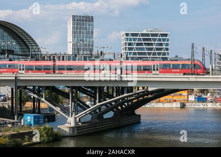 03.09.2018, Berlin, Berlin, Allemagne - train régional à la gare centrale et les bâtiments de bureaux Tour Total et 50 Hertz dans le Europa-City dans Berl Banque D'Images