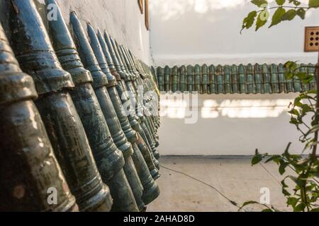 Une rangée de tuiles marocaines dans la cour de la Maison de la photographie La Maison de la Photographie, Marrakech, Maroc. Banque D'Images