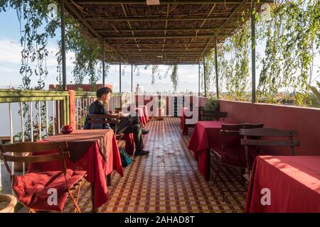 Terrasse sur le toit de la Maison de la photographie La Maison de la Photographie, Marrakech, Maroc. Banque D'Images