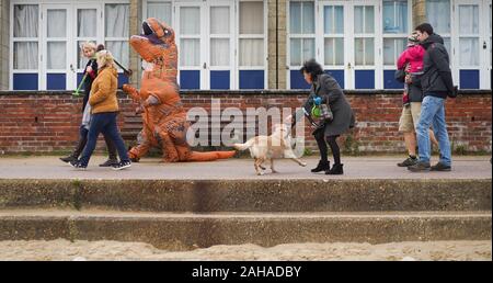 Poole, UK. 27 Dec 2019. Un dinosaure se joint à l'après Noël les marcheurs le long de la mer à la plage de Sandbanks à Poole, Dorset : Richard Crease/Alamy Live News Banque D'Images