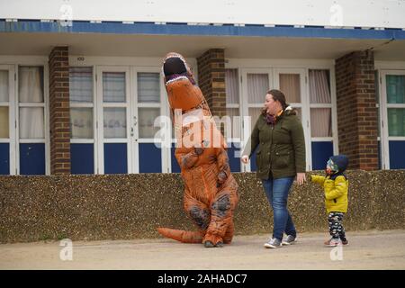 Poole, UK. 27 Dec 2019. Un dinosaure se joint à l'après Noël les marcheurs le long de la mer à la plage de Sandbanks à Poole, Dorset : Richard Crease/Alamy Live News Banque D'Images