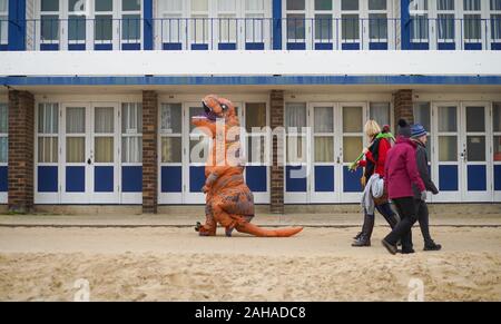 Poole, UK. 27 Dec 2019. Un dinosaure se joint à l'après Noël les marcheurs le long de la mer à la plage de Sandbanks à Poole, Dorset : Richard Crease/Alamy Live News Banque D'Images