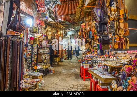 Ruelle étroite dans Souk Marrakech, les stands dans le souk, Médina, Marrakech, Maroc. Banque D'Images