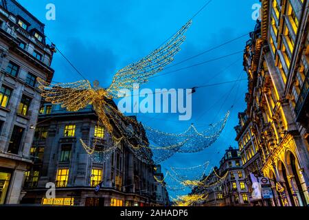 Lumière de Noël sur Regent Street, London, UK Banque D'Images