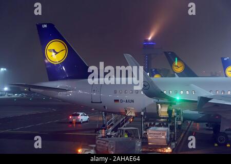 05.12.2016, Frankfurt am Main, Hessen, Allemagne - les avions de la Lufthansa à l'aéroport de Francfort de nuit. 00S161205D052CAROEX.JPG [communiqué de modèle : Non, la propriété Banque D'Images