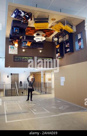 13.04.2017, Aelmhult, Kronobergs laen, Suède - Visiteur prend une photo d'une chambre pendant du plafond dans le musée d'IKEA. 00S170413D214CAROEX.JPG [ Banque D'Images